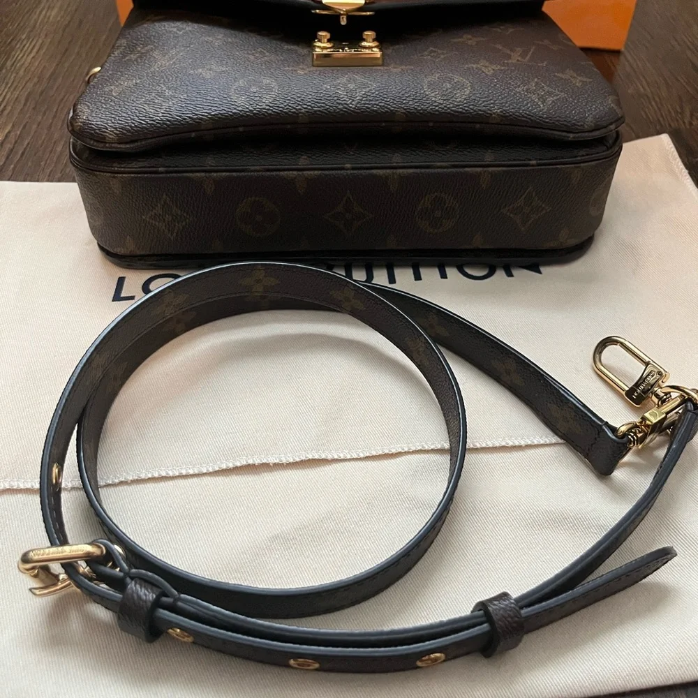 Louis Vuitton Monogram Pochette Métis - Picture 6 of 15